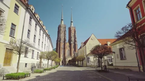 View of the Cathedral of St. John the Baptist in Wroclaw on Ostrow Tumski. 库存影片 224325760