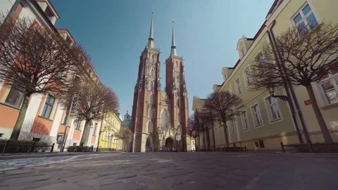 View of the Cathedral of St. John the Baptist in Wroclaw on Ostrow Tumski. 库存影片 224325815