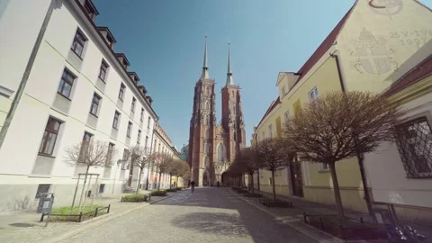 View of the Cathedral of St. John the Baptist in Wroclaw on Ostrow Tumski. 库存影片 224325838