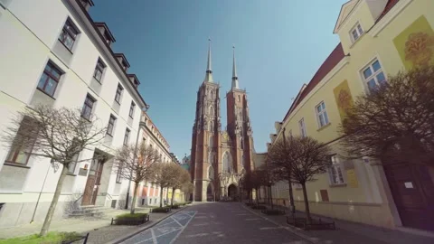 View of the Cathedral of St. John the Baptist in Wroclaw on Ostrow Tumski. 库存影片 224325848