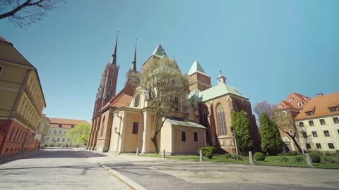 View of the Cathedral of St. John the Baptist in Wroclaw on Ostrow Tumski. 库存影片 224326032