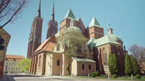 View of the Cathedral of St. John the Baptist in Wroclaw on Ostrow Tumski. 库存影片 224326046