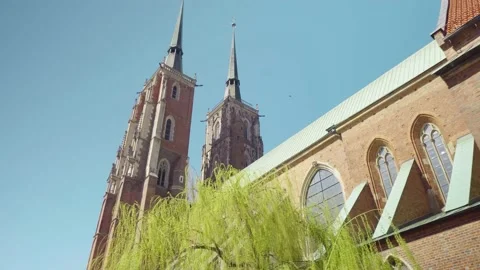 View of the Cathedral of St. John the Baptist in Wroclaw on Ostrow Tumski. 库存影片 224326051