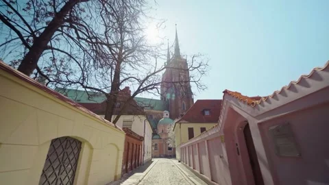 View of the Cathedral of St. John the Baptist in Wroclaw on Ostrow Tumski. 库存影片 224326052