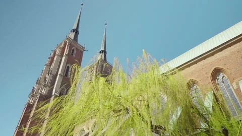 View of the Cathedral of St. John the Baptist in Wroclaw on Ostrow Tumski. 库存影片 224326102