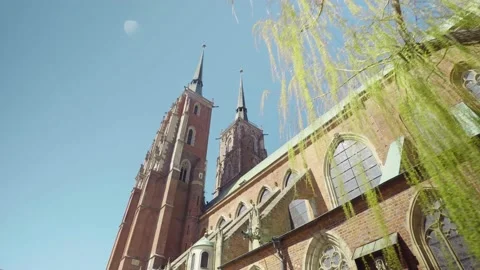 View of the Cathedral of St. John the Baptist in Wroclaw on Ostrow Tumski. 库存影片 224326104