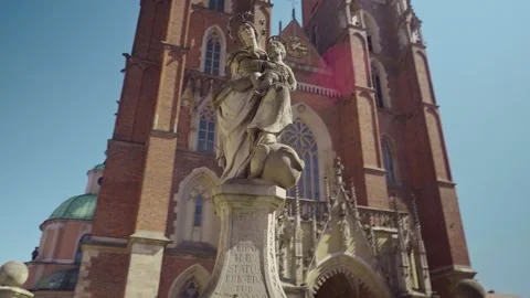 View of the Cathedral of St. John the Baptist in Wroclaw on Ostrow Tumski. 库存影片 224326143