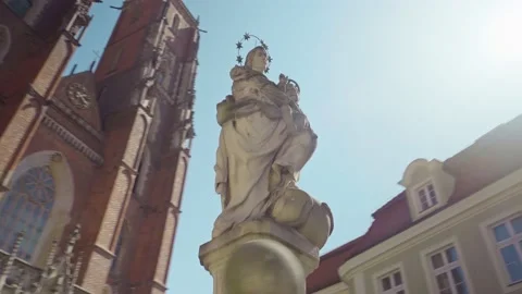 View of the Cathedral of St. John the Baptist in Wroclaw on Ostrow Tumski. 库存影片 224326148