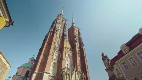 View of the Cathedral of St. John the Baptist in Wroclaw on Ostrow Tumski. 库存影片 224326361