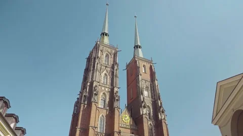 View of the Cathedral of St. John the Baptist in Wroclaw on Ostrow Tumski. 库存影片 224326373