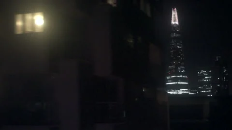 View of Central London seen from a train travelling at night Vídeo Stock 43269300