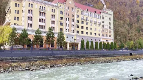 View of the central street, river, Rosa Khutor embankment, Krasnaya Polyana 스톡 동영상 258546989