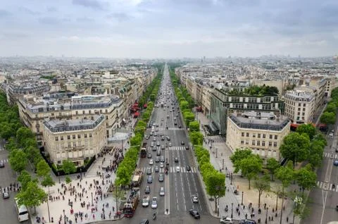 View of the Champs Elysees from the Arc de Triomphe in Paris 库存照片