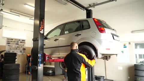 A view of changing wheels in a tire service 库存影片 142686996