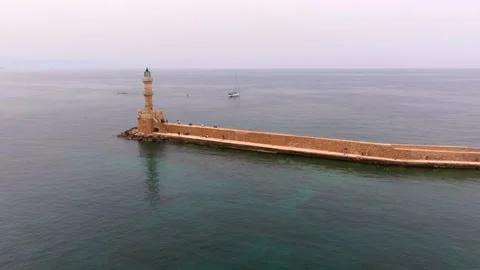  View of Chania with the amazing lighthouse, mosque, venetian shipyards, Crete,  Vídeos de archivo 341968727