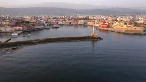  View of Chania with the amazing lighthouse, mosque, venetian shipyards, Crete,  Vídeo Stock 345749260