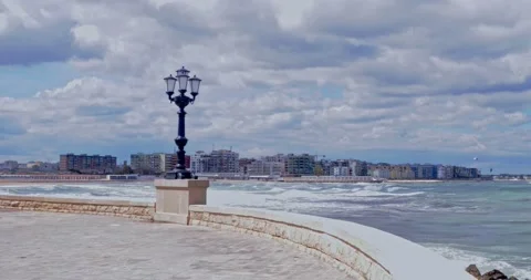 View of a characteristic lamppost on the Bari seafront with the rough sea bre Vídeo Stock 157066484