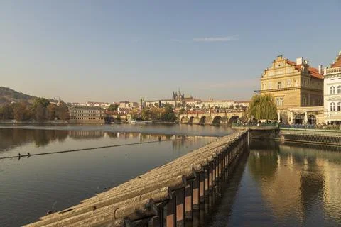 View of Charles Bridge with a reflection in the Vltava river in the city of.. Foto stock