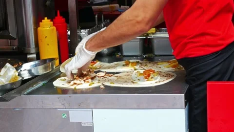 View of a chef preparing and making Traditional Turkish Doner Kebab meat. Vidéo 197520015