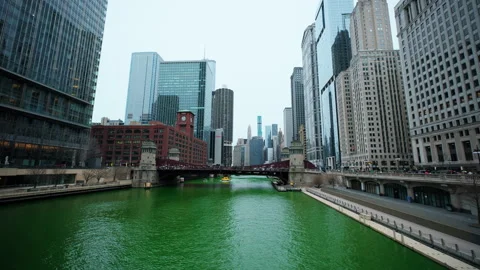 View of Chicago river colored in green on St Patrick day. Chicago Il USA 17 库存影片 323791294