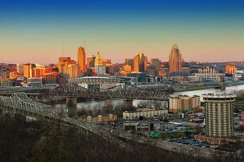 A View of the Cincinnati skyline at twilight Fotos de archivo