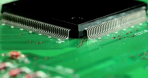 View of a circuit board with processor and line chip computer electrical Vídeos de archivo 336585392