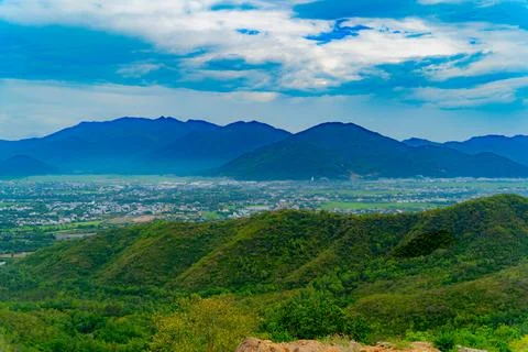 A view of the city from afar. Foto stock