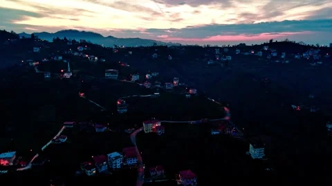 View of a city at dusk with a mountain in the background Vídeo Stock 267675063