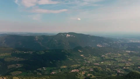 A view of a city with a mountain in the background Vídeo Stock 156845288