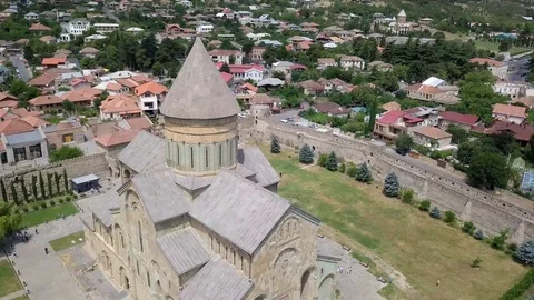 View of the city of Mtskheta from the height of the Svetitskhoveli Cathedral Video stock 106577191