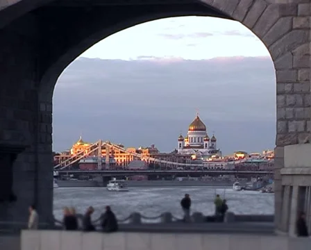 View on  city through bridge arch. 스톡 동영상 1101575