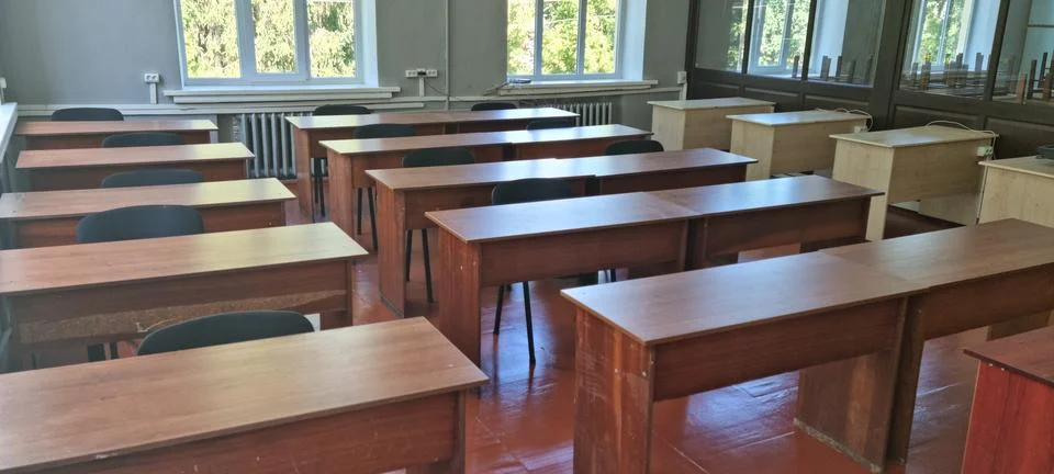 View Of Classroom With Rows Of Study Desks Foto stock