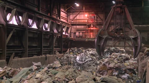 View of Claw Dropping Trash in Landfill Vídeos de archivo 42148740