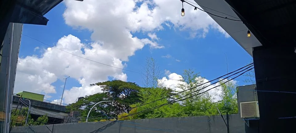 View of a clear, cloudy sky during the day Stock-Fotos