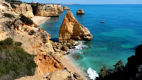 View from cliff to beach Praia de Marinha, Algarve, Portugal Video stock 87120070