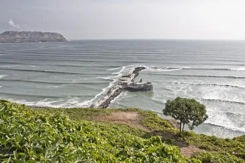 View from the cliff in Lima. One side with buildings and hotels, the other side  Stock-Fotos