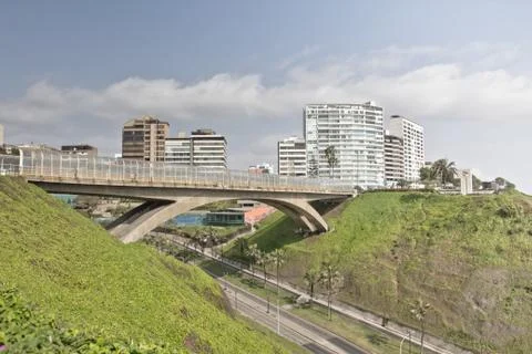 View from the cliff in Lima. One side with buildings and hotels, the other .. Stock Photos