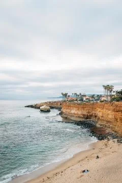 View of cliffs and the Pacific Ocean at Sunset Cliffs Natural Park, in Point  Foto stock