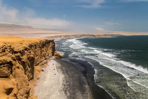View to cliffs, desert and the Pacific ocean in Paracas national park, Peru Foto stock