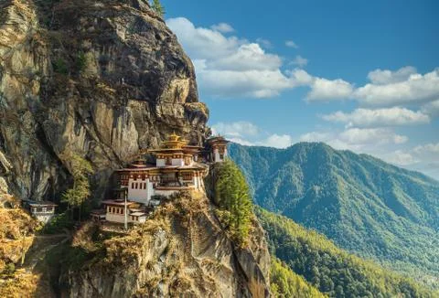 A view of the cliffside Tiger's Nest Monastery in Paro, Bhutan Stockfoto's
