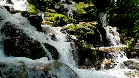 A view of climbing a mountain with a river full of water. Vidéo 159042855