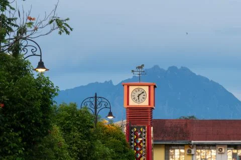 View of clock tower and Mount Kinabalu in Tuaran. 库存照片