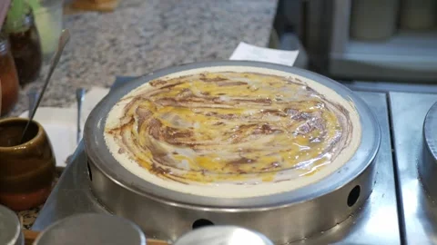 View close up to the flat pan while cooking thai style crispy crepe, sweet .. 스톡 동영상 265233465