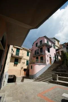 A view of the closely packed houses in the Cinque Terre village of Manarola i Stock Photos