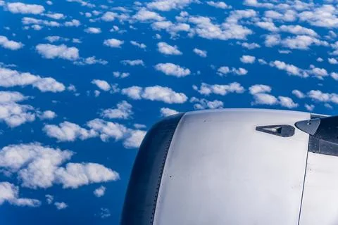 View of the clouds and blue sky from an airplane window. Foto stock