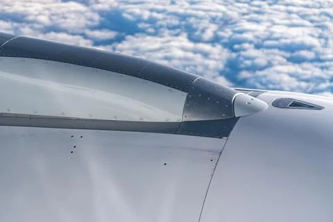 View of the clouds and blue sky from an airplane window. Foto stock