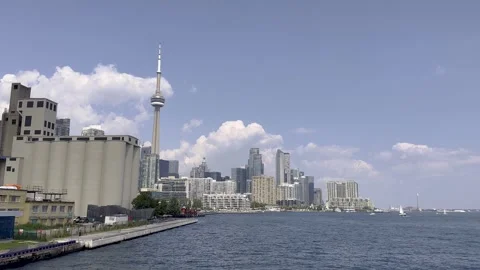 View of the CN Tower and buildings of Toronto behind the sea in Canada Vídeos de archivo 250083935