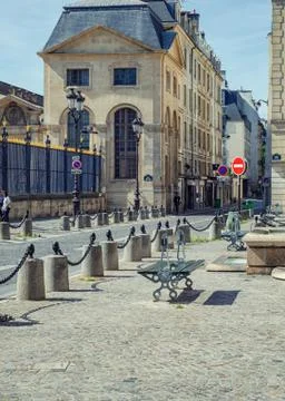 View of cobblestone paved Place Alphonse Laveran Foto stock