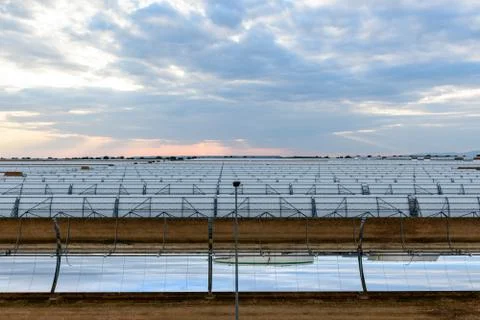 View of the concentrators and solar panels of the solar thermal power plant Foto stock