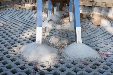 View of the concrete structural elements on the cobblestones at a construction Foto stock